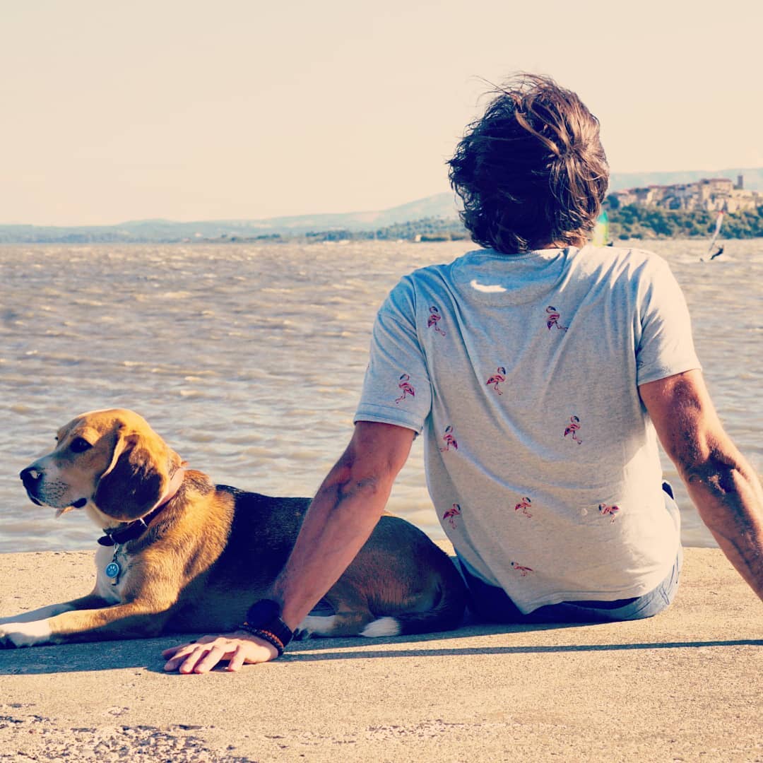 Rob met zijn hond aan het water